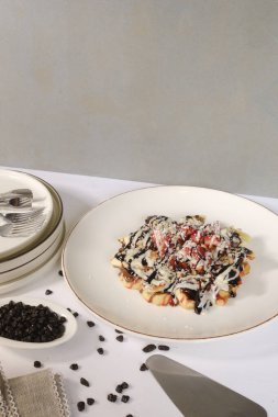 Çikolatalı ve çilekli Belçika Waffle 'ı.