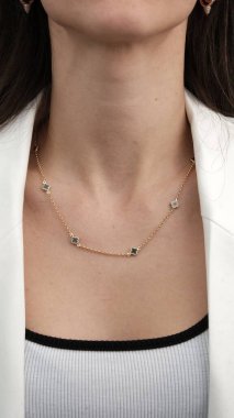 Şık mücevherler, elmaslar ve değerli taşlar..