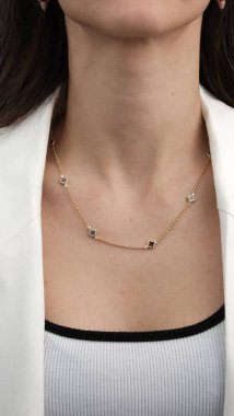 Şık mücevherler, elmaslar ve değerli taşlar..