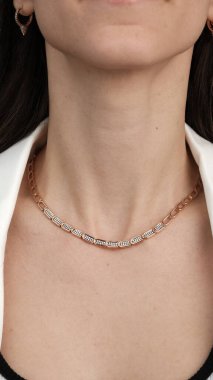 Şık mücevherler, elmaslar ve değerli taşlar..