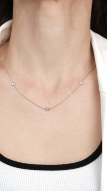 Gümüş, altın, elmas, değerli taşlar gibi şık mücevherler..