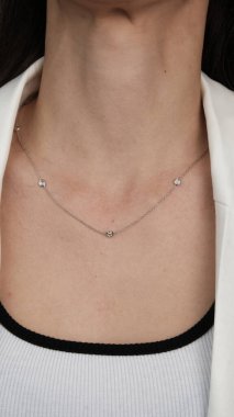 Gümüş, altın, elmas, değerli taşlar gibi şık mücevherler..