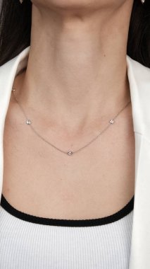 Gümüş, altın, elmas, değerli taşlar gibi şık mücevherler..