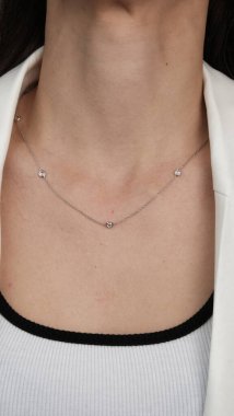 Gümüş, altın, elmas, değerli taşlar gibi şık mücevherler..