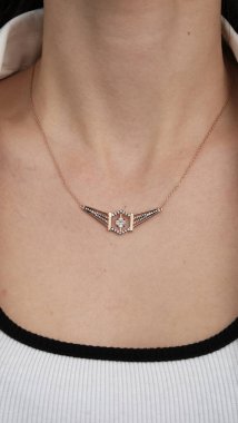 Gümüş, altın, elmas, değerli taşlar gibi şık mücevherler..