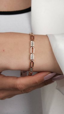 Gümüş, altın, elmas, değerli taşlar gibi şık mücevherler..