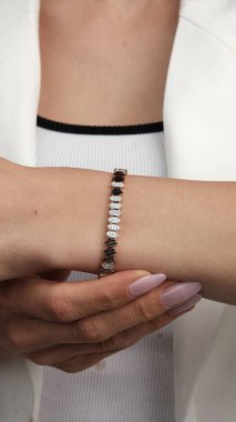 Gümüş, altın, elmas, değerli taşlar gibi şık mücevherler..