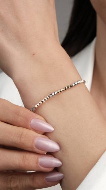 Gümüş, altın, elmas, değerli taşlar gibi şık mücevherler..