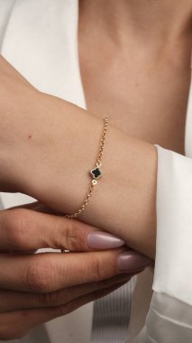 Gümüş, altın, elmas, değerli taşlar gibi şık mücevherler..