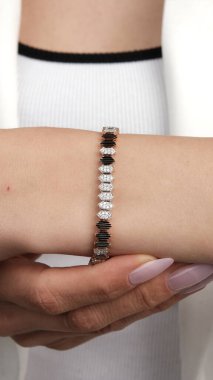 Gümüş, altın, elmas, değerli taşlar gibi şık mücevherler..