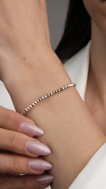 Gümüş, altın, elmas, değerli taşlar gibi şık mücevherler..