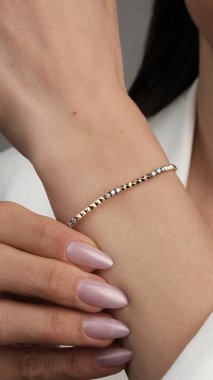 Gümüş, altın, elmas, değerli taşlar gibi şık mücevherler..