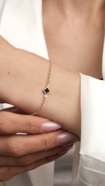 Gümüş, altın, elmas, değerli taşlar gibi şık mücevherler..