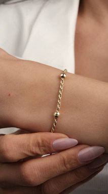 Gümüş, altın, elmas, değerli taşlar gibi şık mücevherler..