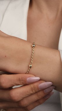 Gümüş, altın, elmas, değerli taşlar gibi şık mücevherler..