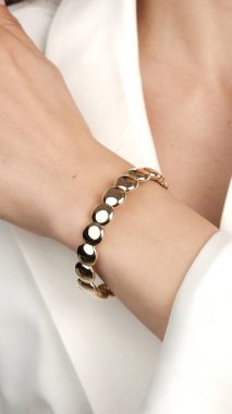 Gümüş, altın, elmas, değerli taşlar gibi şık mücevherler..