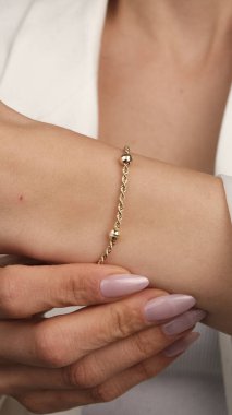 Gümüş, altın, elmas, değerli taşlar gibi şık mücevherler..