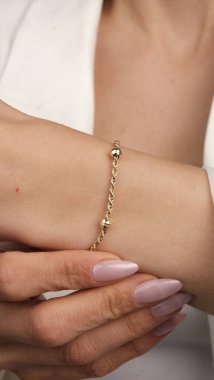 Gümüş, altın, elmas, değerli taşlar gibi şık mücevherler..