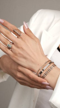 El yapımı değerli mücevherler. Kadınlar için bijouterie ve mücevher altın ve elmaslar