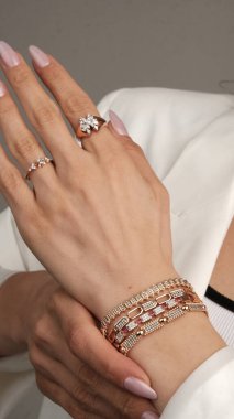 El yapımı değerli mücevherler. Kadınlar için bijouterie ve mücevher altın ve elmaslar