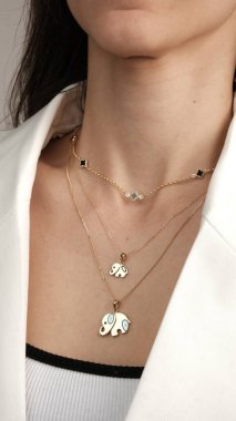 El yapımı değerli mücevherler. Kadınlar için bijouterie ve mücevher altın ve elmaslar