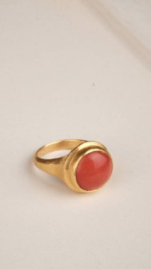 Güzel altın mücevherler, değerli taşlar ve elmaslar.