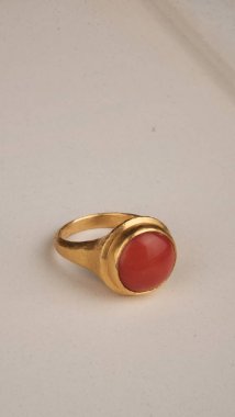 Güzel altın mücevherler, değerli taşlar ve elmaslar.