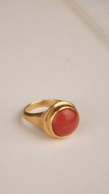 Güzel altın mücevherler, değerli taşlar ve elmaslar.