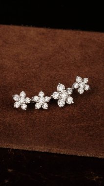 Güzel altın mücevherler, değerli taşlar ve elmaslar.