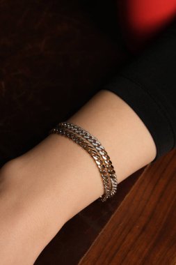 Kadınlar için Sofistike Altın ve Elmas Mücevherler