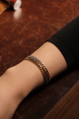 Kadınlar için Sofistike Altın ve Elmas Mücevherler