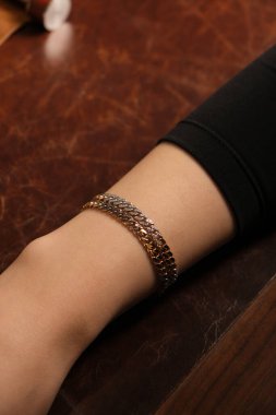 Kadınlar için Sofistike Altın ve Elmas Mücevherler