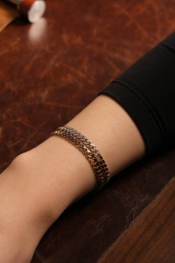 Kadınlar için Sofistike Altın ve Elmas Mücevherler