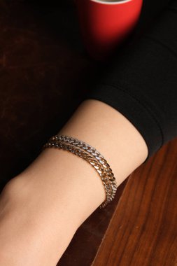 Kadınlar için Sofistike Altın ve Elmas Mücevherler