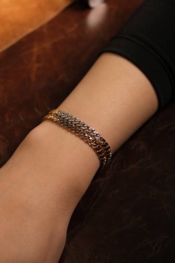 Kadınlar için Sofistike Altın ve Elmas Mücevherler