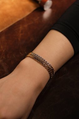 Kadınlar için Sofistike Altın ve Elmas Mücevherler