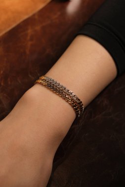 Kadınlar için Sofistike Altın ve Elmas Mücevherler