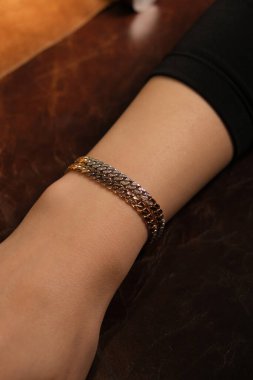 Kadınlar için Sofistike Altın ve Elmas Mücevherler