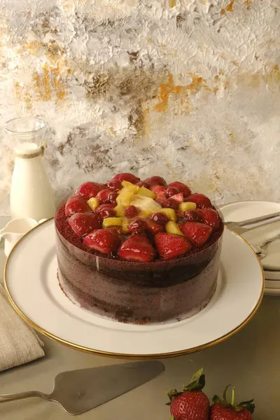 Doğal Işıkta Ev Yapımı Kremalı Kek