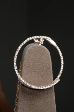 Altın ve Elmaslı Parlak Gemstone Mücevherleri