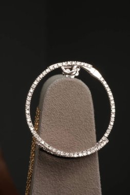 Altın ve Elmaslı Parlak Gemstone Mücevherleri