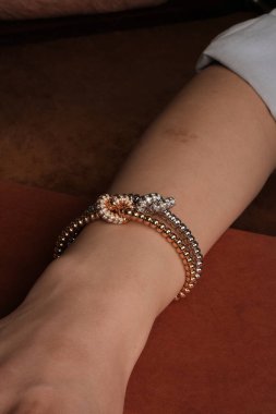 Altın ve Elmaslı Parlak Gemstone Mücevherleri