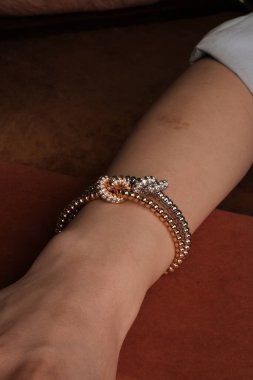 Altın ve Elmaslı Parlak Gemstone Mücevherleri