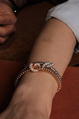 Altın ve Elmaslı Parlak Gemstone Mücevherleri