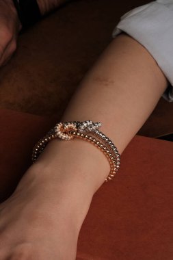 Altın ve Elmaslı Parlak Gemstone Mücevherleri