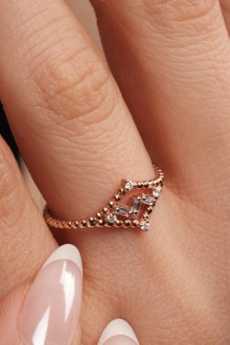 Yıldönümü Hediyeleri İçin Lüks Altın ve Elmas Mücevherler