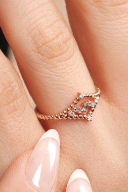 Yıldönümü Hediyeleri İçin Lüks Altın ve Elmas Mücevherler