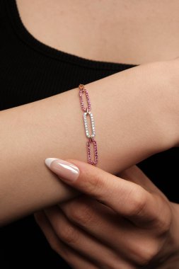 Yıldönümü Hediyeleri İçin Lüks Altın ve Elmas Mücevherler