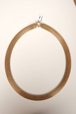 Parlak Elmas Kolyeler ve Altın Mücevherler