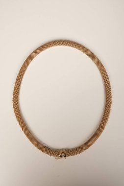 Parlak Elmas Kolyeler ve Altın Mücevherler